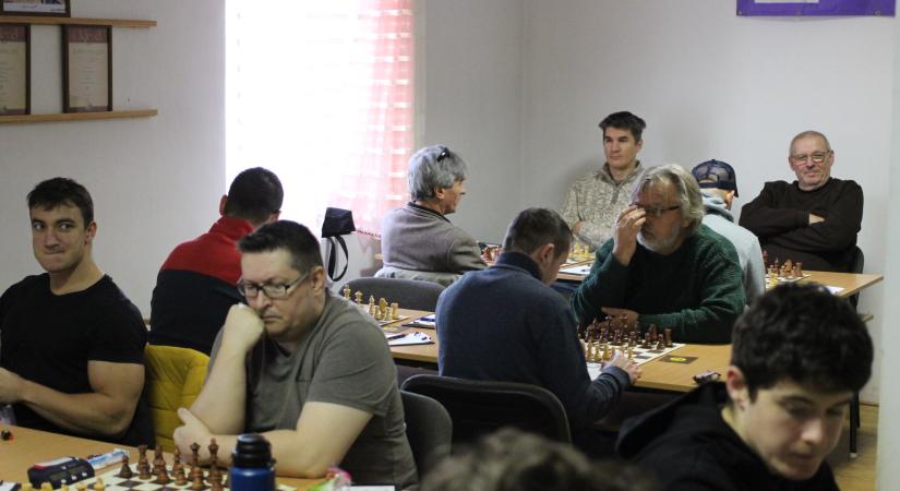 Fölényes győzelem Pécsen: Dobogós helyen a nagyatádi sakkcsapat