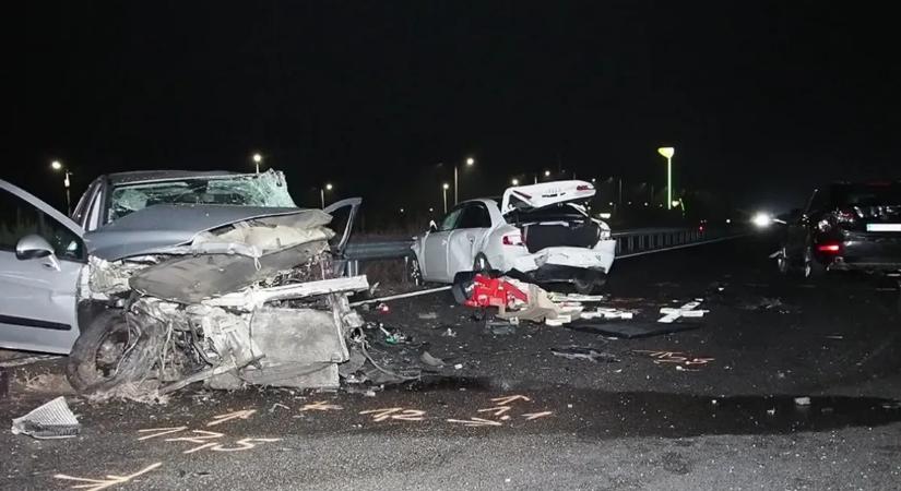 Brutális baleset az autópályán, várandós nővel siettek a kórházba