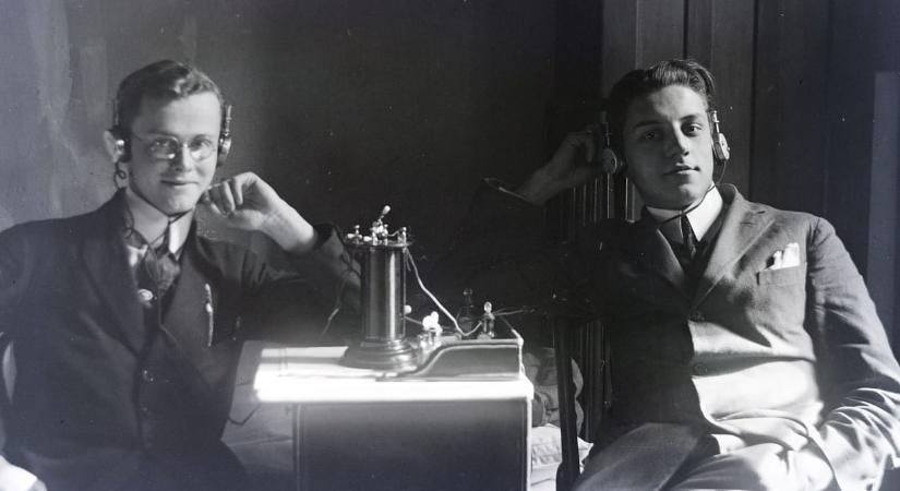 Sosem látott felvételeket tettek közzé a ma 100 éve indult magyar rádiózásról