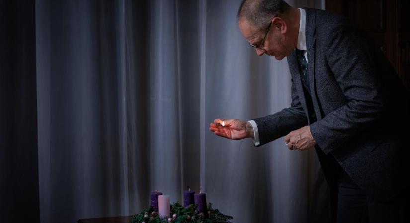 Lebukott a miniszter, Hadházy Ákos szerint vagy feltalálta az időgépet vagy a választóit nézi hülyének