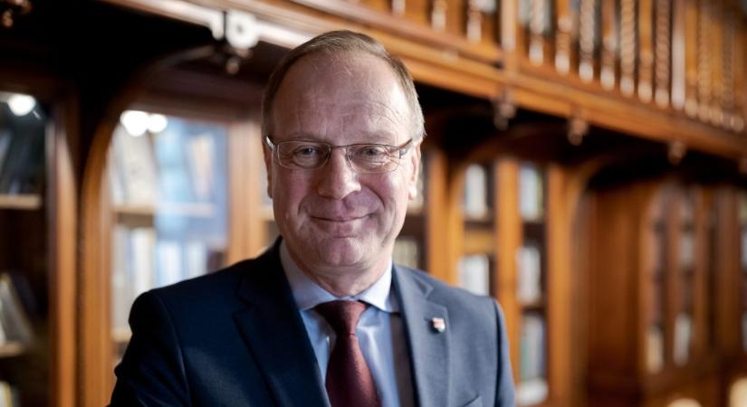 Hadházy: Navracsics miniszter ugyanakkor készült „előtte-utána” fotókkal szemléltette választókerülete fejlesztését