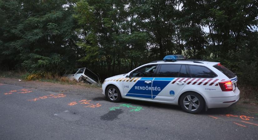 Borzasztóan indul a hét: a tetejére borult egy kisbusz Kölkednél, mentő is érkezett a helyszínre