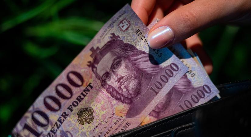 Közel kétéves csúcson a forint