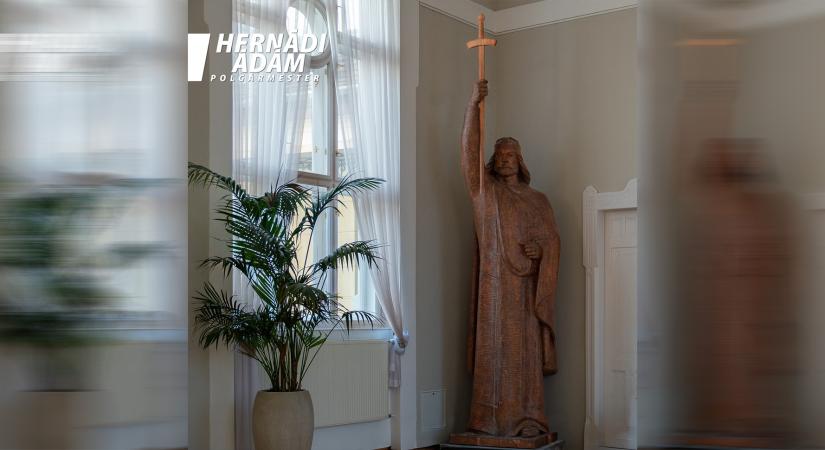 Méltó helyére került Pátzay Pál monumentális Szent István-szobra Esztergomban