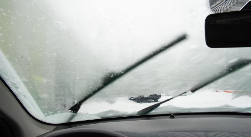 Ezzel a módszerrel örökre elfelejthető a párás szélvédő – az autósok döbbenten tapasztalják a különbséget!