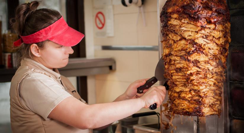 Gyrososokra csaptak le az ellenőrök: 25 helyet zárattak be – Súlyos higiéniai hibákat találtak