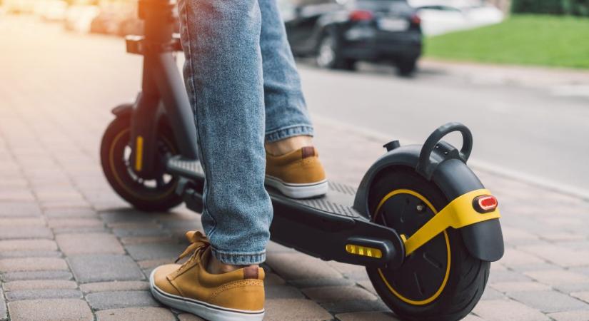 Másfél éven át lopta a vasútállomások tárolóiból a lezárt e-rollereket