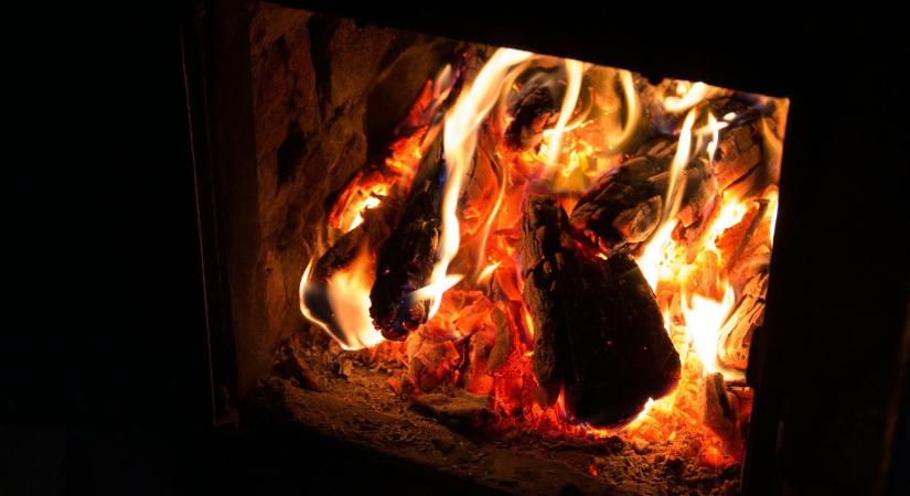 A szakértő figyelmeztet: tilos ezzel fűteni, komoly károkat is okozhat