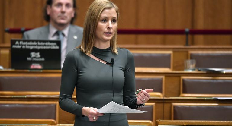 Dúró Dóra nem akar AI-t az általános iskolák tantermeiben, Palkovics László vitára hívta