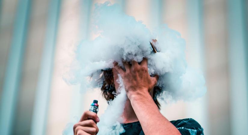 Egy tinédzser a saját, feketévé vált tüdődarabjait kapta vissza, miután egész nap e-cigit szívott