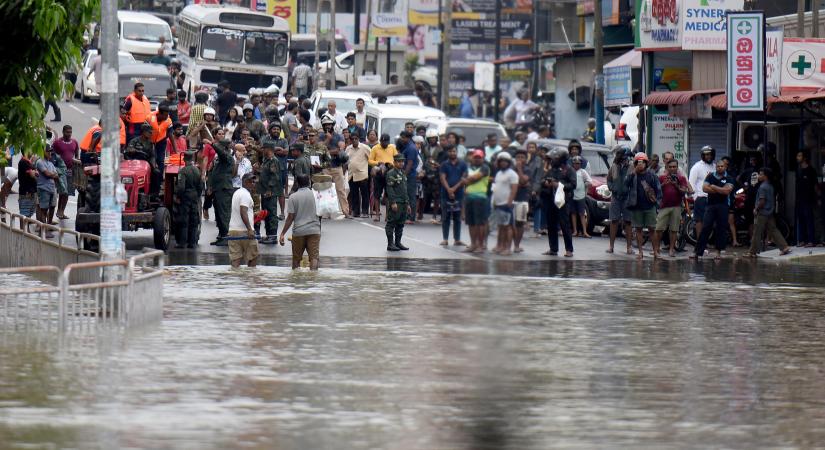 Srí Lanka és Indonézia hadserege segít a pusztító áradások áldozatainak