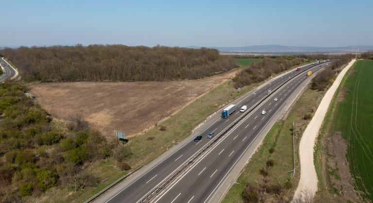 Drágul a teherfuvarozás: az útdíjak és bírságok is emelkednek