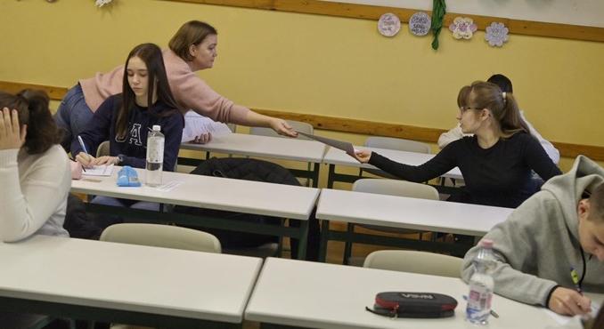 Középiskolai felvételi 2026: milyen színű tollal lehet írni a központi írásbelit?