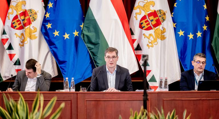A Fidesz és a DK is átírná a rendkívüli ülést, óriási vita előzheti meg a hétfői tüntetést
