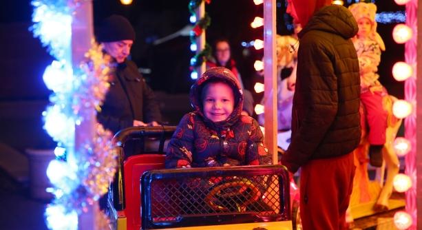 A hit jelképe – fellobbant a láng az első adventi gyertyán a Városháza téri ünnepen (galériával)