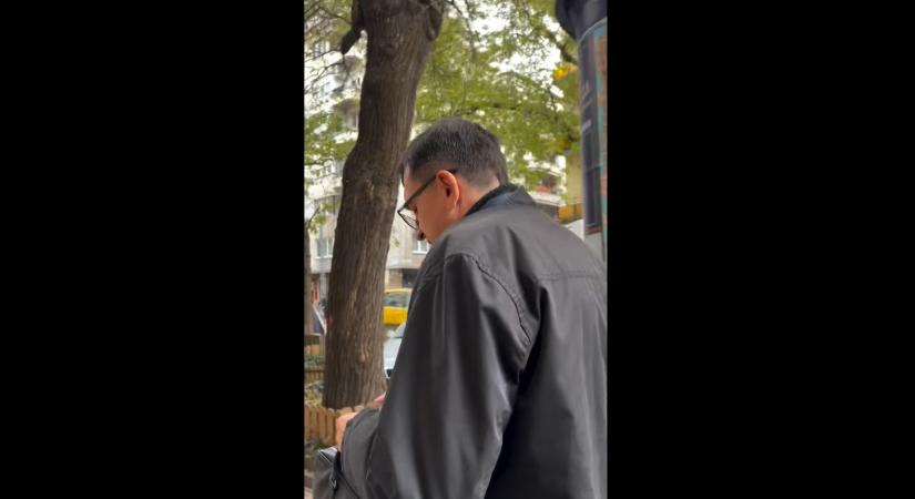 A Kutya Párt listavezetője belefutott a kormány átvilágítási szakértőjébe, de ő egy kérdésre sem válaszolt