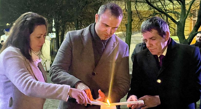 Újra felragyogott az első adventi gyertya Beregszászban