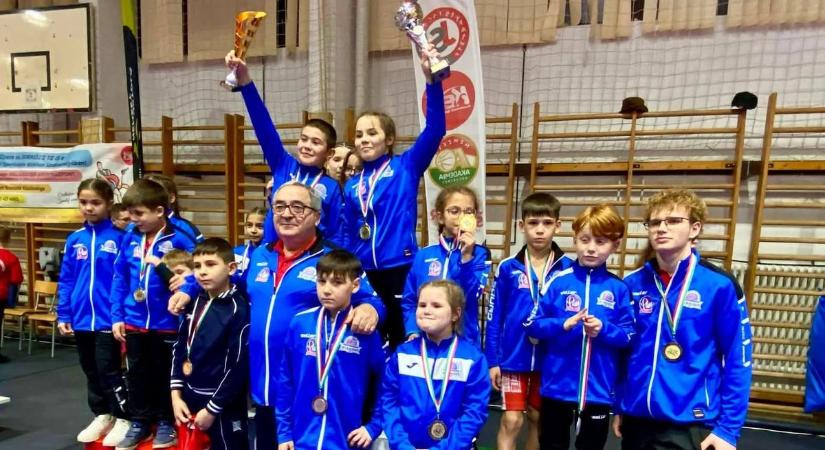 Hazai és külföldi versenyen is érmesek a félegyházi birkózók