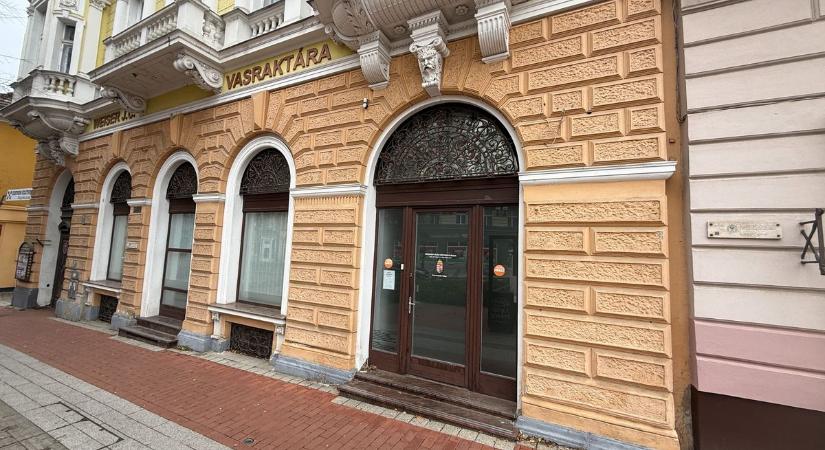 Felháborító vandalizmus: sértő kifejezést firkáltak a zalai Fidesz-iroda falára