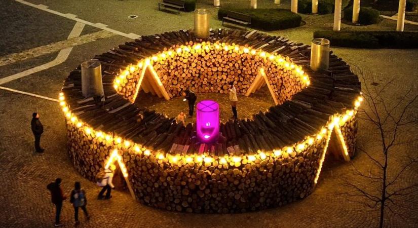 100 köbméter tűzifából készült adventi koszorú Keszthelyen