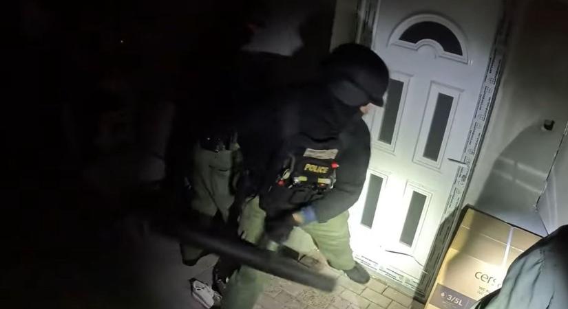 Kommandós akció Heves mellett, bevitték az „üzletembereket”! Hiába keresik őket a kuncsaftok – videó