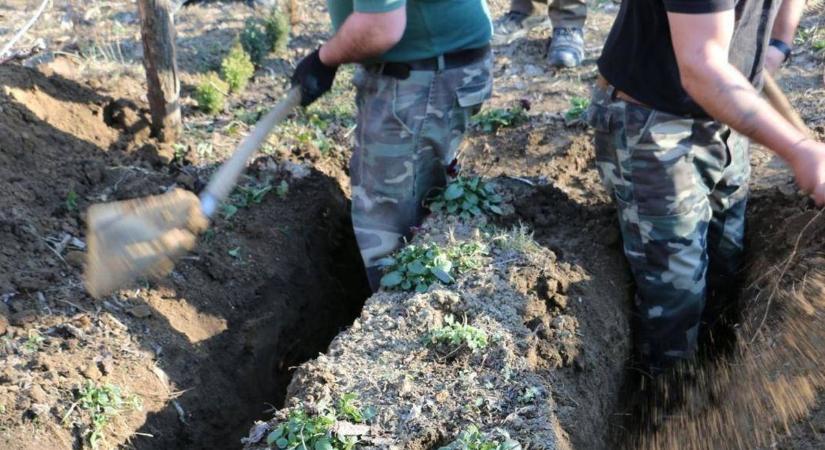 Hihetetlen csalás: halott anyjának öltözött a férfi, így vette fel az idős nő nyugdíját