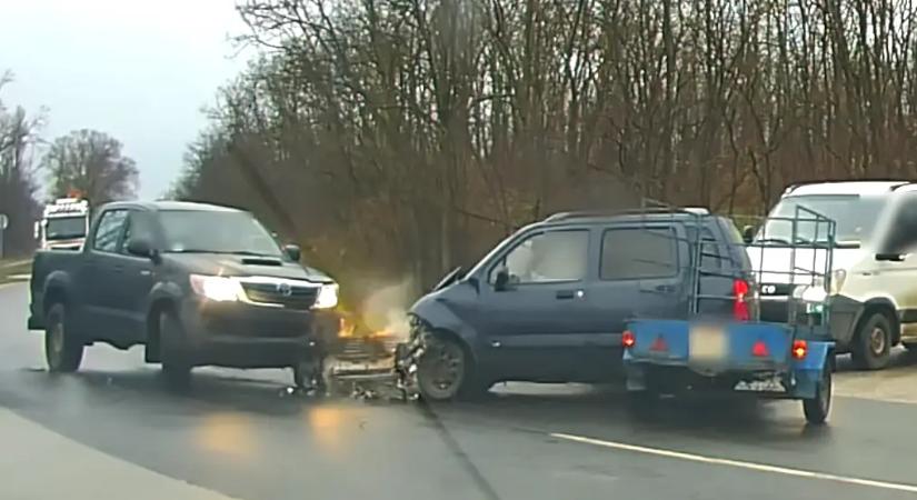 Így lesz egy aprónak tűnő hibából óriási baleset! Videón a debreceni ütközés!