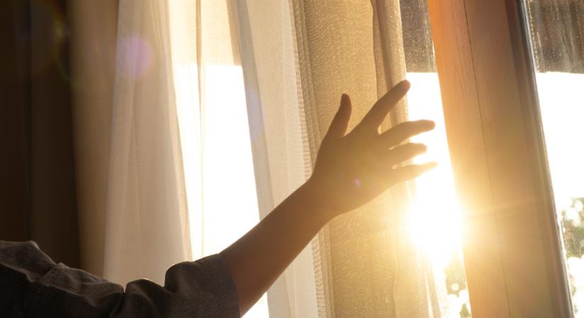 A korai demencia első jele lehet – mit jelez a napnyugta-szindróma?