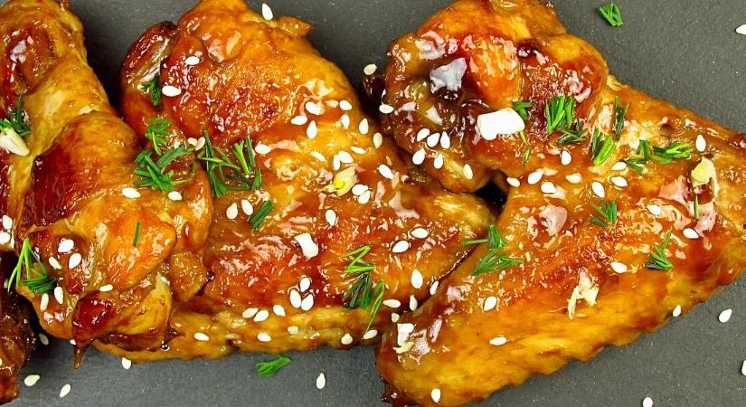 Isteni finom! Így készül a mézes-szezámmagos csirkeszárny