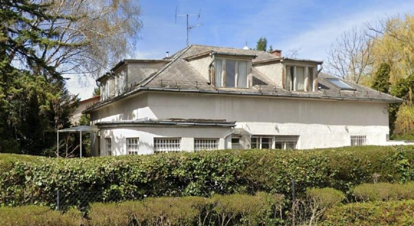 Januárban megnyílik Esterházy Péter alkotóházzá vált egykori otthona