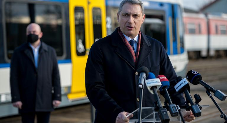 Lázár János: politikai vandálok sem tudnak kárt tenni a tram-trainben