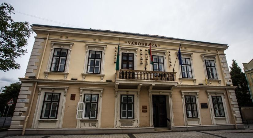 Adót emelt a fideszes többségű sárvári testület