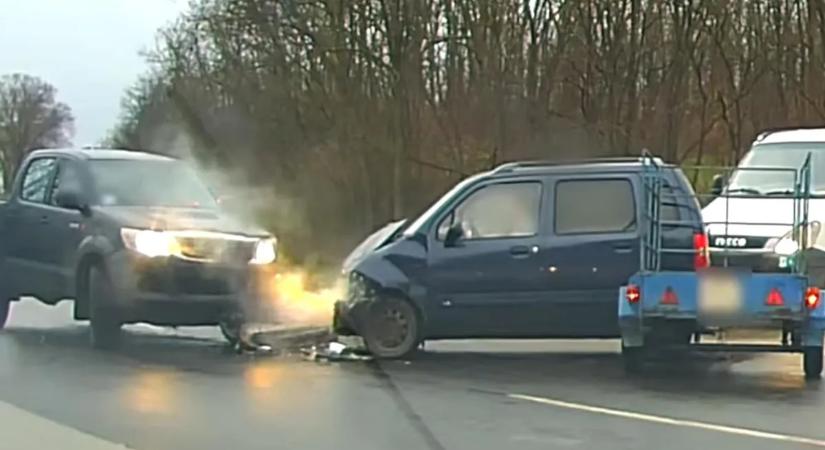 Akkora volt a karambol, hogy leesett a Suzuki eleje - videó