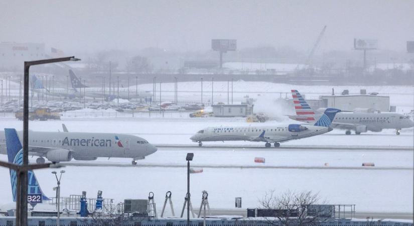Hatalmas hóvihar Chicago-ban: rekordközeli hómennyiség, megbénult a közlekedés