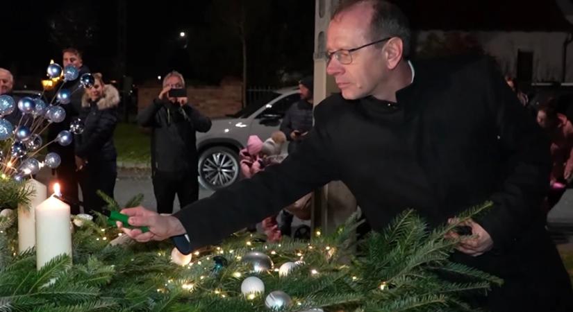 Palinban is meggyújtották az advent első gyertyáját