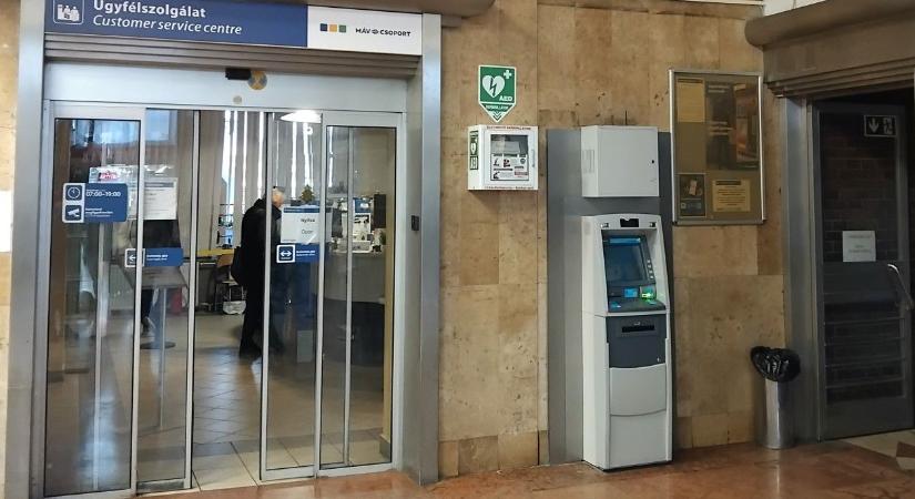 Defibrillátor a miskolci pályaudvaron