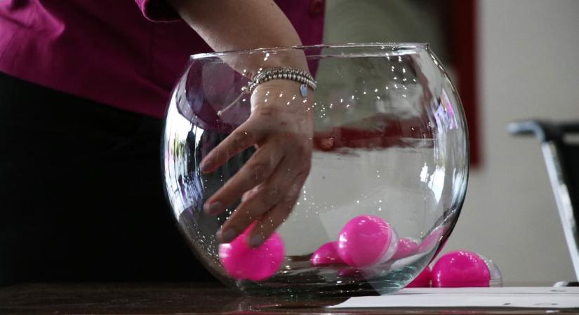 Egy üzleti út alatt nyert a tombolán, a munkahelye el akarta venni tőle a nyereményét