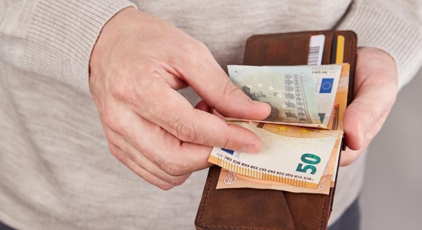 Ezer eurós támogatást adna a kormány egyes jogosultaknak