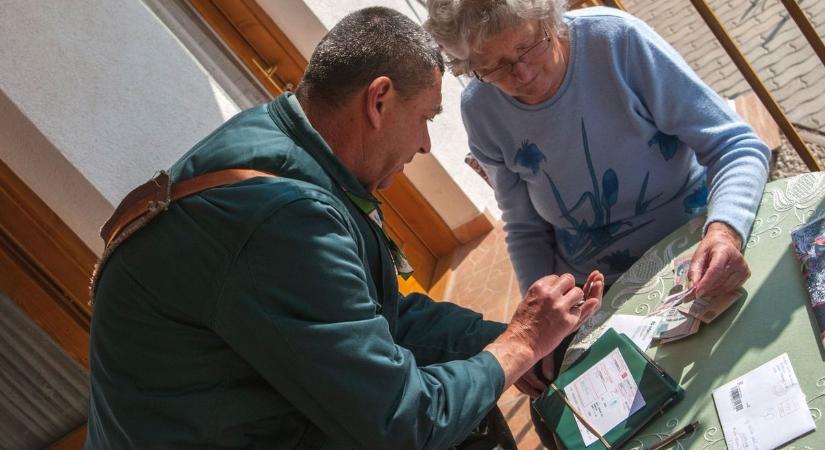 Rendkívüli változás jön a nyugdíjaknál, már a decemberi utaláskor is jelentkezik