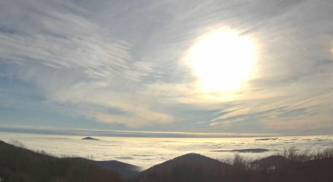 Napfényben fürdenek a hegycsúcsok a tél első napján