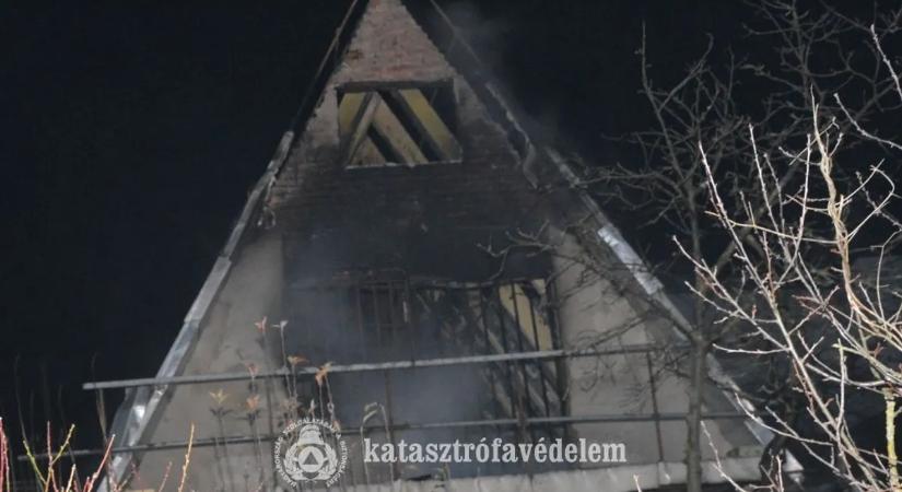 Füstbe fulladt éjszaka a Nyírségben: holttestet találtak a tűzoltók