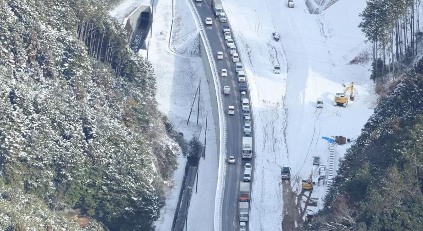Katasztrófafilmbe illő jelenetek és teljes káosz az utakon - videó, képek