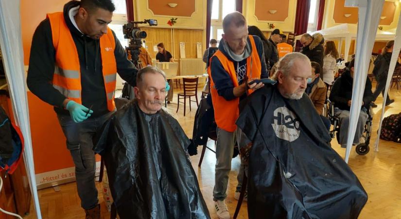 Étel, ruha, jó szó, sőt még hajvágás is – Kőbányán segítettek hajléktalanokat a baptisták