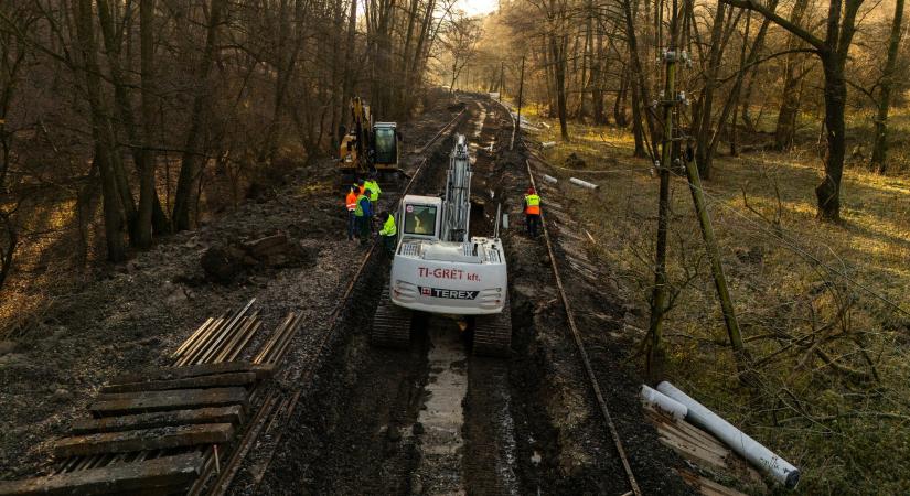 Jól halad a korszerűsítés az ország legforgalmasabb vasúti mellékvonalán