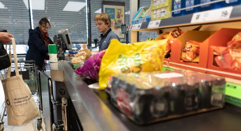 Filléres nosztalgia, praktikus kütyük és karácsonyi különlegességek az akciós újságokban