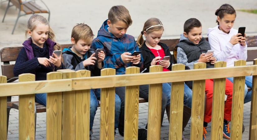 Jön az EU új javaslata: búcsút inthetnek a fiatalok a közösségi médiának?