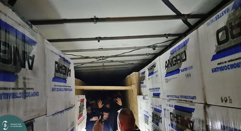 Karácsonyig biztosan a rácsok mögött marad az embercsempész