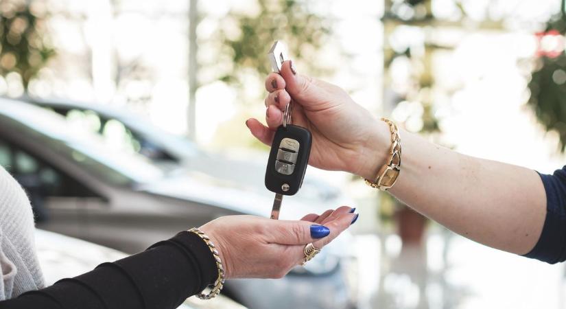 Új autóra alkudni, pofátlanul? Meg lehet próbálni... – milliós árkülönbségek reménye terjeng a szalonokban