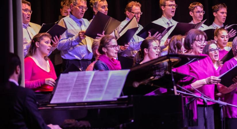 Ünnepre hangolódó szép este Ádiért