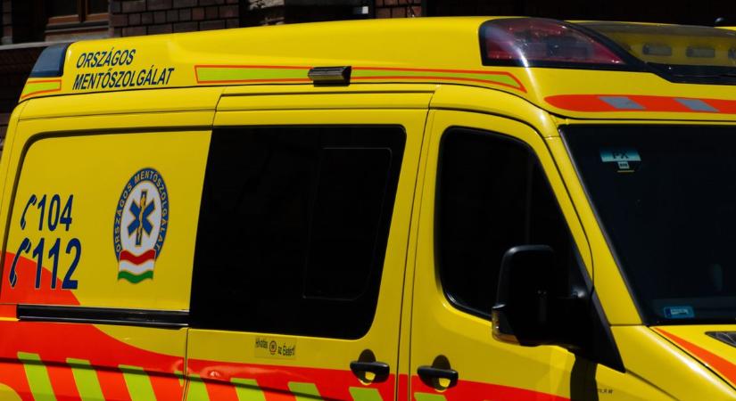 Árokba hajtott egy autó, a balesethez mentő is érkezett